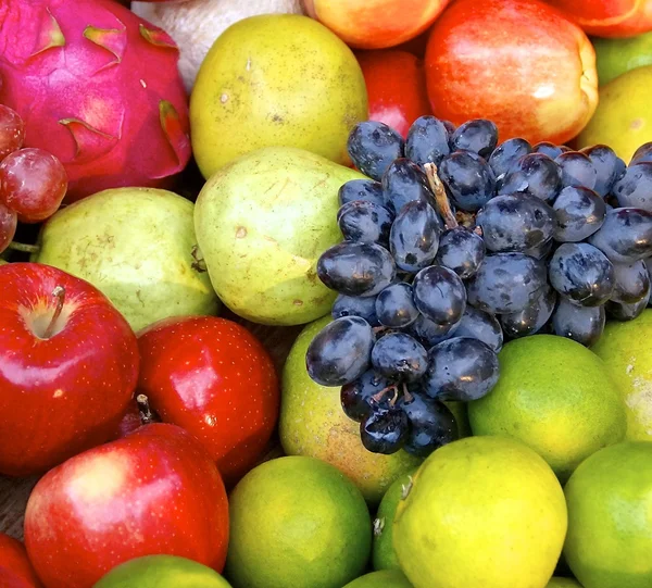 Fotografiet med olika frukter på marknaden — Stockfoto