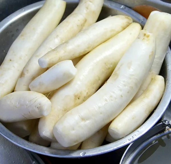 La vue rapprochée du radis blanc frais — Photo