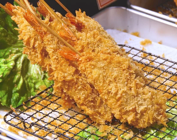Японские жареные креветки крупным планом на ларьке с едой Стоковое Фото