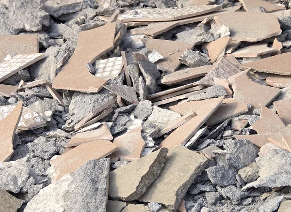 Der genaue Blick auf Trümmer auf zerstörter Baustelle — Stockfoto