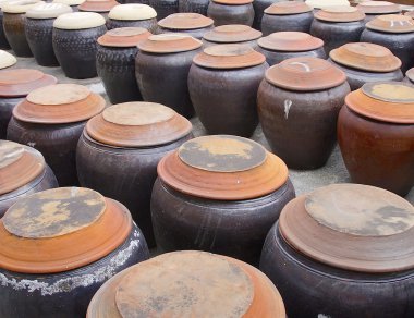Tayvan'da olgunlaşması için bekleyen Soya soslu kavanoz