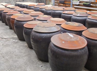 Tayvan'da olgunlaşması için bekleyen Soya soslu kavanoz