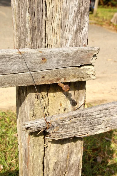 Verwitterter Holzzaun mit rostigem Draht auf Bauernhof — Stockfoto