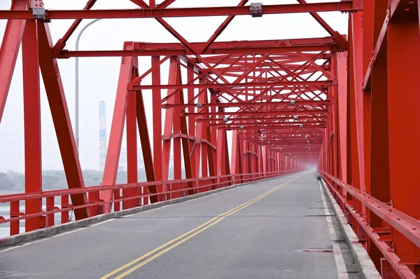 La vieja estructura del primer plano del puente rojo en Taiwán — Foto de Stock