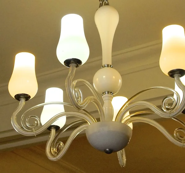 Lámpara de luz contemporánea en primer plano en el vestíbulo — Foto de Stock