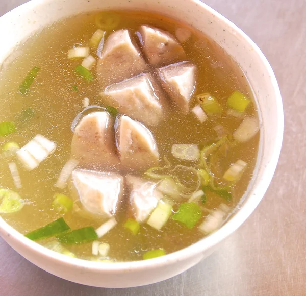 Близкий взгляд на мясной мясной суп на Тайване — стоковое фото