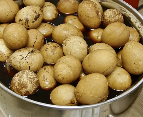 Jaja wrzenia z czarnej herbaty w sklepiku na Tajwanie — Zdjęcie stockowe