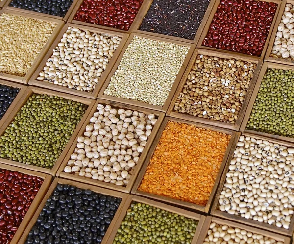 Крупный план семян и зерновых в деревянной коробке Лицензионные Стоковые Фото