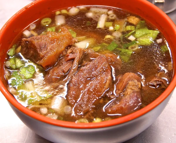 Zupa z makaronem duszone wołowiny w Tajwan — Zdjęcie stockowe