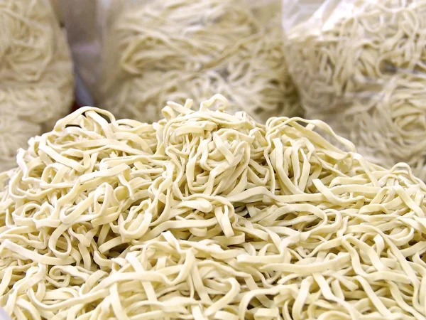 The close up of noodles at market — Stockfoto