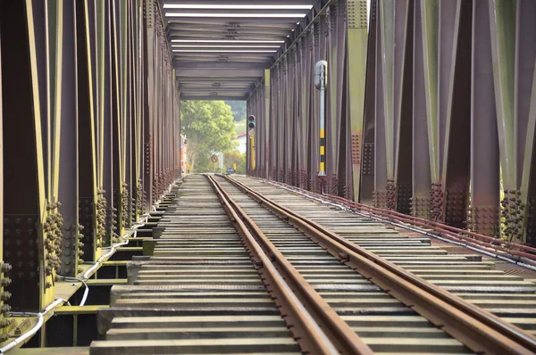 La estrecha vista de la vía férrea en puente de hierro — Foto de Stock