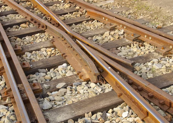 De nauwe weergave van railroad bijhouden op ijzeren brug — Stockfoto