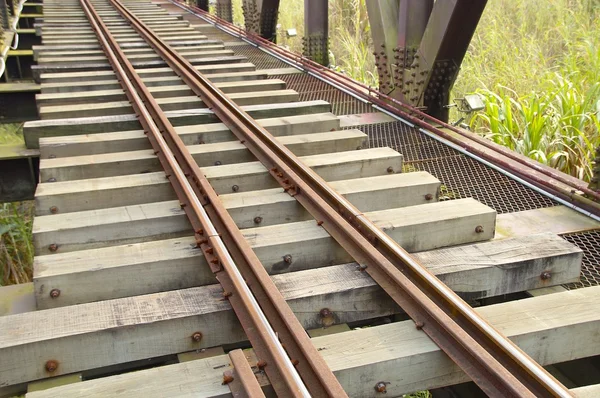 La vista ravvicinata del binario ferroviario sul ponte di ferro — Foto Stock