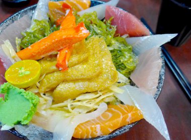 Suşi don pirinç taze somon ile