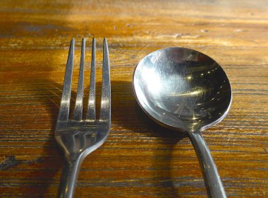 Çatal ve kaşık masada akşam yemeği için