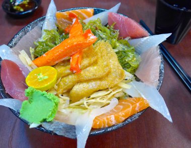 Suşi don pirinç taze somon ile