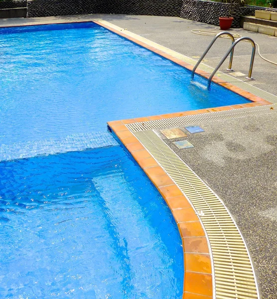 La vista ravvicinata della piscina in hotel — Foto Stock