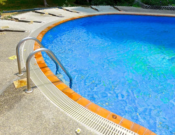 La vista ravvicinata della piscina in hotel — Foto Stock