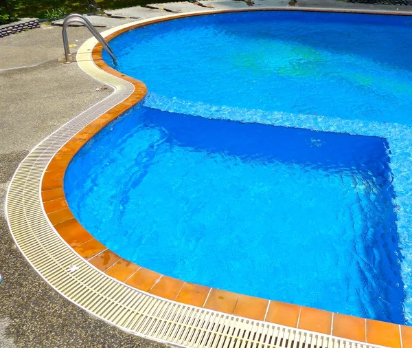 La vista cercana de la piscina en el hotel — Foto de Stock