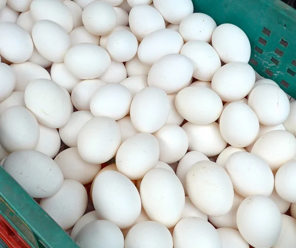 Вид на свіжі яйця на ринку — стокове фото