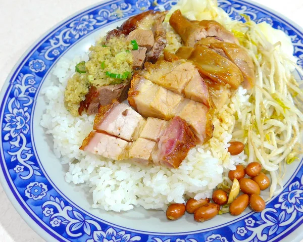 Kombination av soja kyckling, stekt anka och Bbq fläsk på ris — Stockfoto