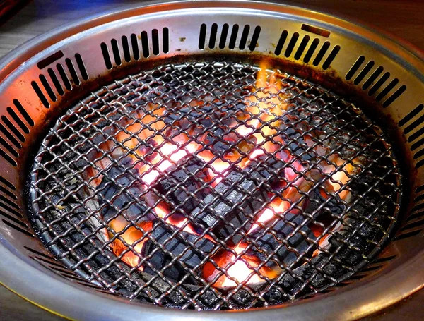 Quema de carbón en la tienda de barbacoa — Foto de Stock