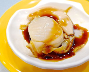 Suşi tren mağazasında taze tarak