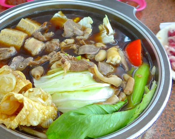 Mutton olla caliente con hierba china — Foto de Stock