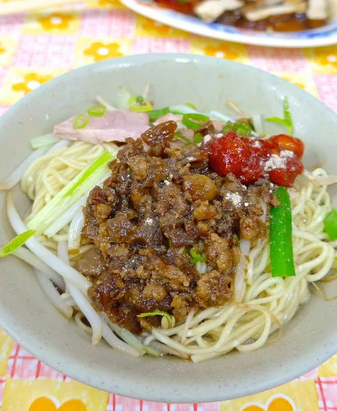 Yangchueng noedels, werden de gemeenschappelijke snack in Taiwan. — Stockfoto