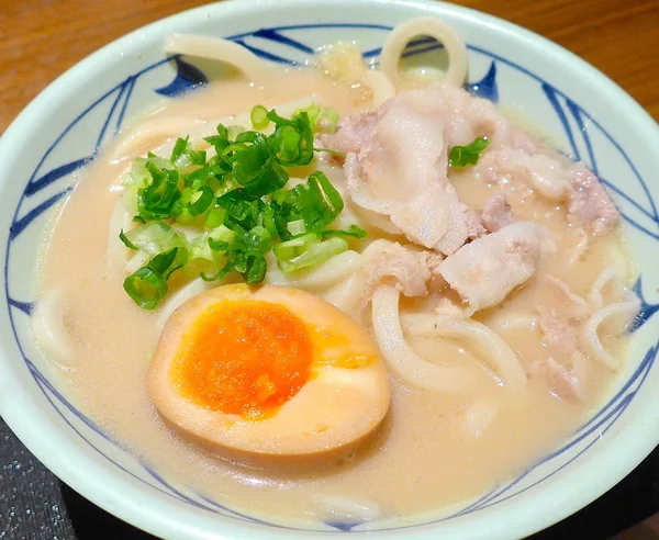 Nouilles à soupe en gros plan au magasin alimentaire japonais — Photo