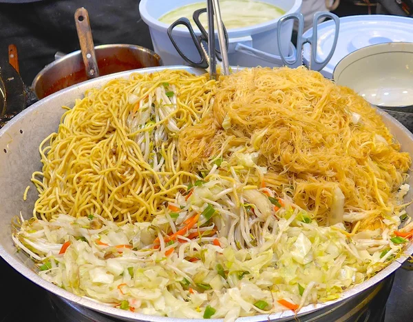 Rijstmeel noedels met groenten en pork chops — Stockfoto