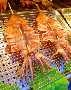 Bir gece Pazar kızarmış kalamar ile Barbekü