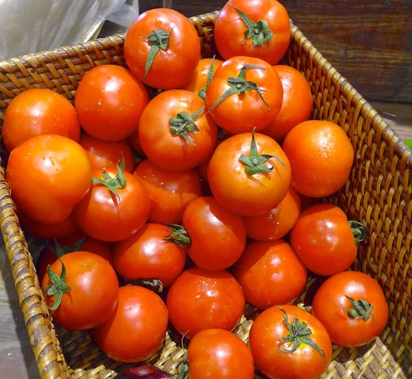 Tomates rojos frescos de cerca en la cesta — Foto de Stock