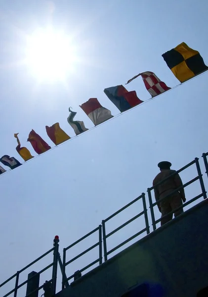 La rangée de drapeaux nautiques gros plan sur le navire — Photo