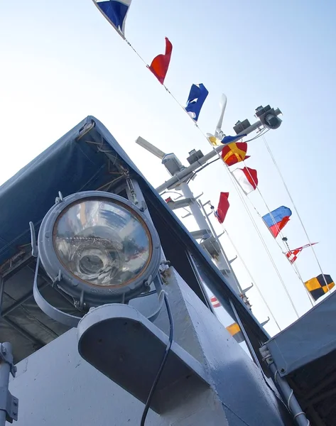 La rangée de drapeaux nautiques et de projecteurs à proximité sur le navire — Photo