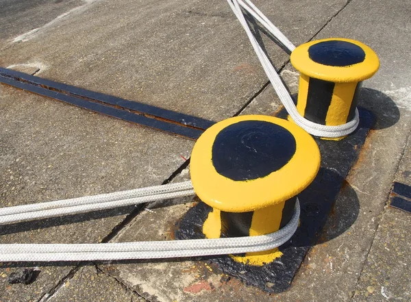 De nauwe weergave van touw op het schip dek — Stockfoto