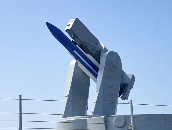 O fecho do míssil de defesa aérea no navio de guerra — Fotografia de Stock