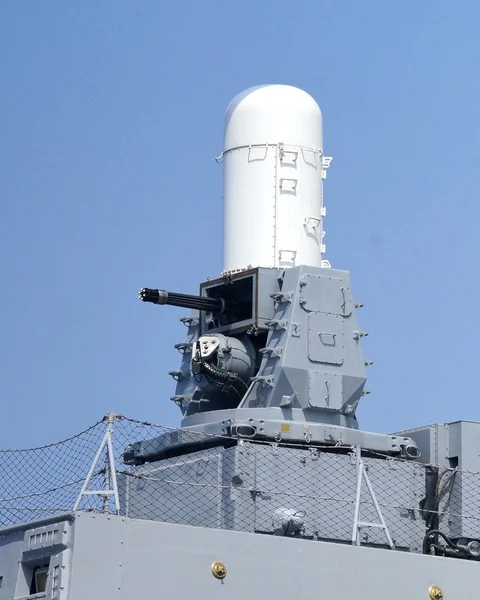 O fecho do canhão de defesa no navio de guerra — Fotografia de Stock