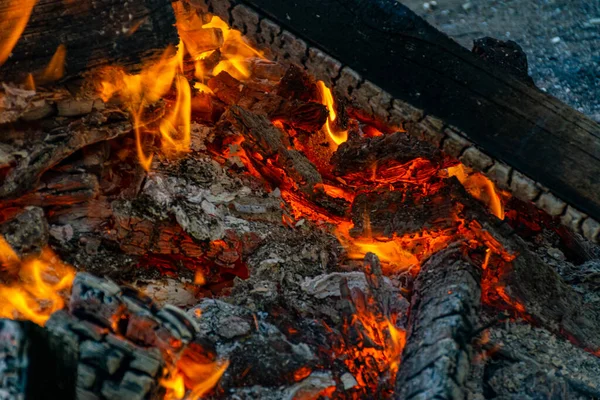 Geceleri kömür yakmak, kömür çürütmek, barbekü sezonu. Yakın plan..