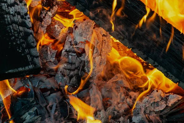 Yangın, yanan molozlar, odak noktası yok. Büyük yanan ateş.