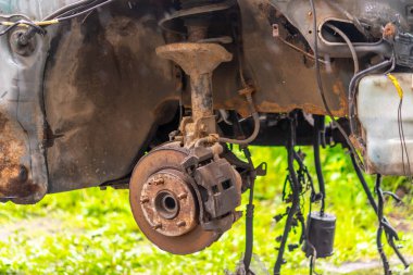 Arabanın paslı eski iç kısmı yenilenmemiş. Yıllarca çalıştıktan sonra araba gövdesi..