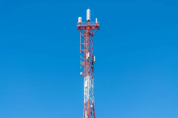 手机传输和接收塔 象征着现代的信息传递和交流方式 电视信号的接收天线 蓝天背景 带有服务平台的钢桁架塔 在蓝色的天空中 — 图库照片