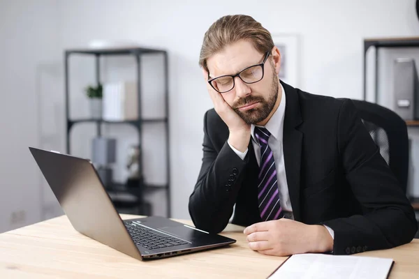 Hombre de negocios cansado durmiendo en el lugar de trabajo — Foto de Stock