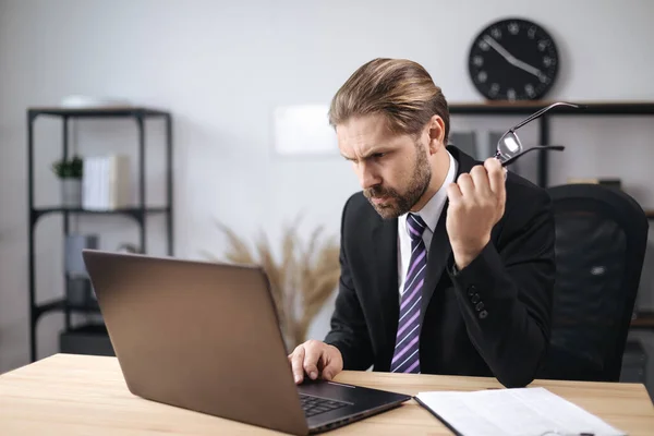 Hombre de confianza que usa la computadora en el lugar de trabajo — Foto de Stock