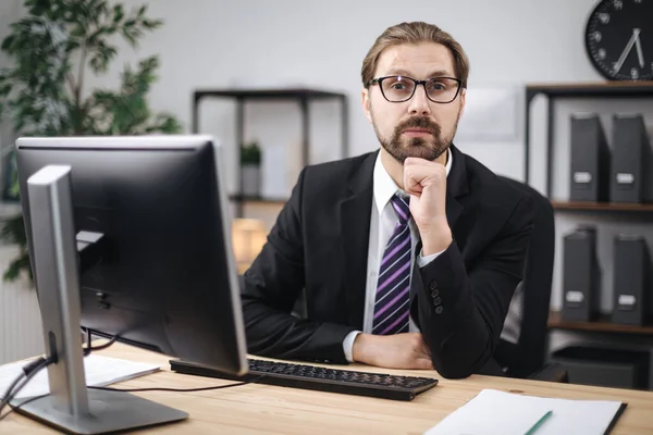 Empresario de confianza que usa la computadora en el trabajo — Foto de Stock