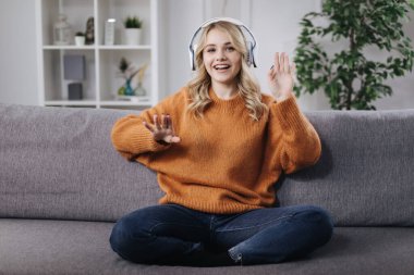 Kulaklıkla şarkı dinleyen kadın