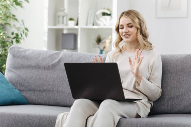 Video araması sırasında sarışın konuşuyor ve el kol hareketi yapıyor.