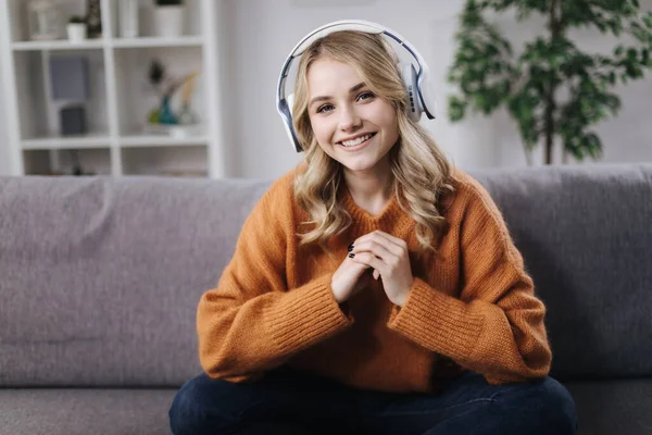 Rubia en auriculares escuchando música — Foto de Stock
