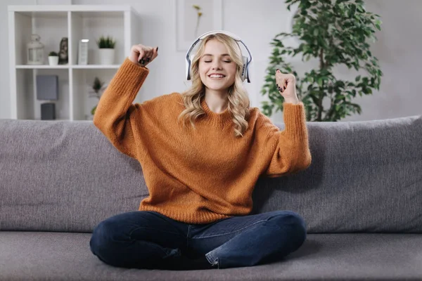 Mujer relajada escuchando música en auriculares — Foto de Stock