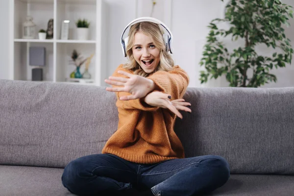 Kulaklıkla müzik dinleyen bir kadın — Stok fotoğraf